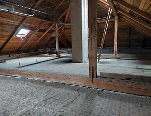 Zateplení stropu rodinného domu pomocí foukané izolace